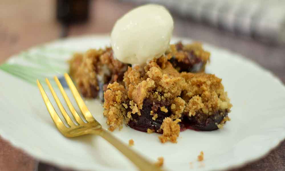 eggless plum crumble